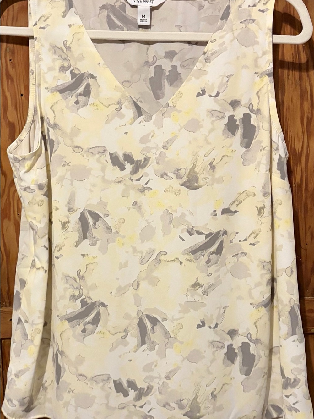 Nine West Women's Yellow Floral V-Neck Sleeveless Top. Lined. Medium. EUC